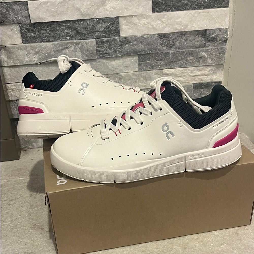 On the Roger advantage women's sneakers new in box size 9